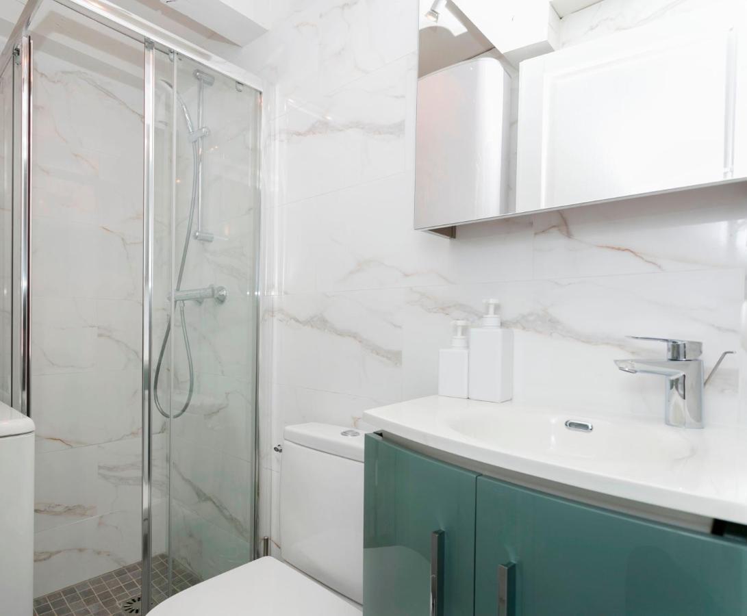 La Madeleine Private Studio Apartment Paris Bagian luar foto