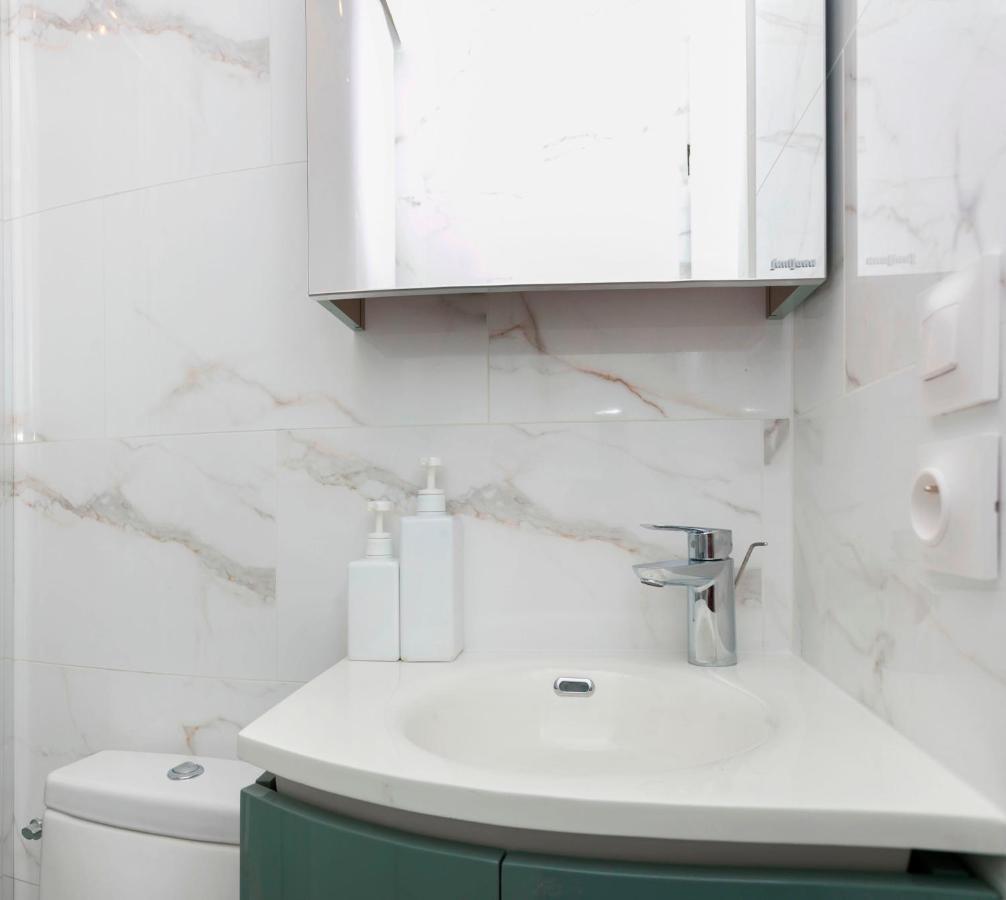 La Madeleine Private Studio Apartment Paris Bagian luar foto